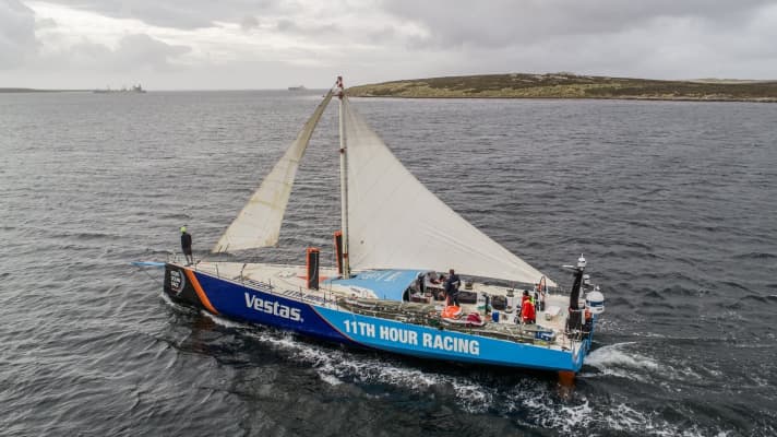   Vestas 11th Hour Racing sails to Itajaí under jury rig. The temporary replacement rig is intended to stabilise the boat. Every hour counts for the team, as the boat will only arrive in the Brazilian stage harbour a few days before the restart