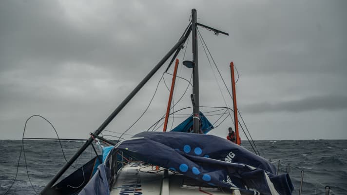   Image symbolique de la campagne Vestas : après la collision avec un bateau de pêche au large de Hong Kong, qui a coûté la vie à l'un des pêcheurs, l'équipe est désormais échouée sur les îles Malouines après avoir brisé son mât.