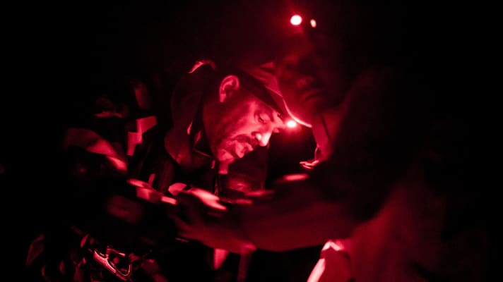   Nachtschicht im Dongfeng Race Team: Auch die französisch-chinesisch geprägte Mannschaft hat auf Inshore-Modus umgestellt, alle Segler und Seglerinnen sind dabei permanent auf Standby