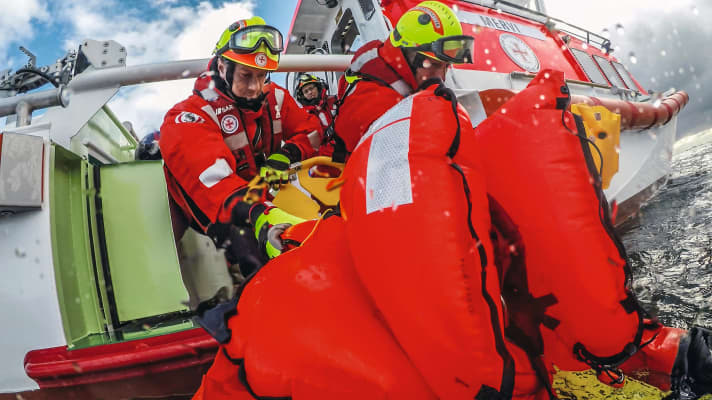  Au centre d'entraînement de Neustadt, on ne s'exerce pas seulement sur terre, mais aussi dans la mer Baltique