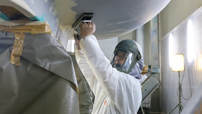 Damit der Rumpf wieder sauber strakt, wird mit druckluftbetriebenen Schleifbrettern und 40er- bis 80er- Körnung gearbeitet