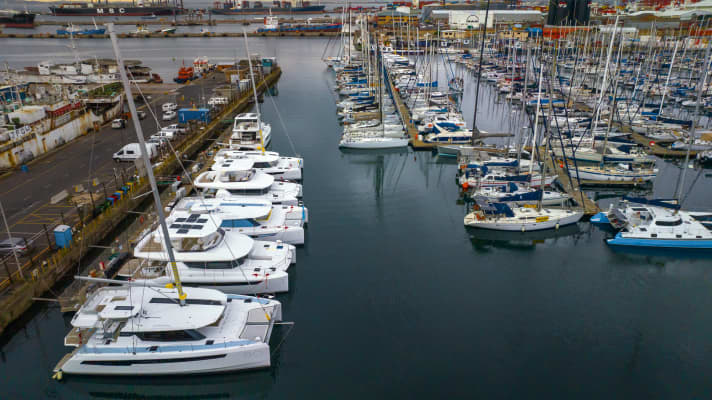 After quality deficiencies during the Corona period, Robertson & Caine now follows a strict test programme, which includes positioning the mast and testing all units in the water