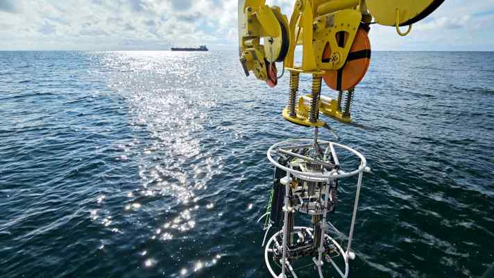 The BSH uses water samplers and sensors on board the research vessel "Atair" to analyse the entire North Sea