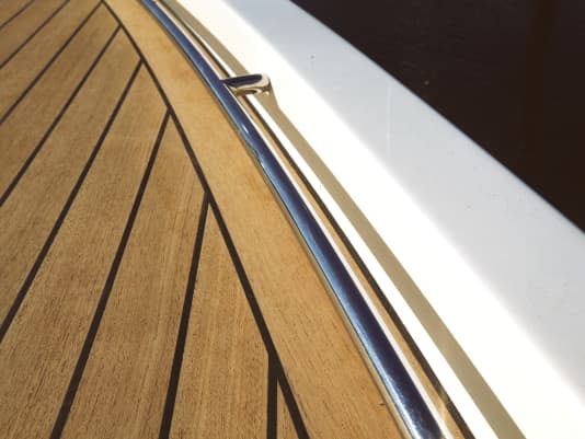 Teakdeck sanieren – So verbinden Sie die Fugen Ihres alten Decksbelags