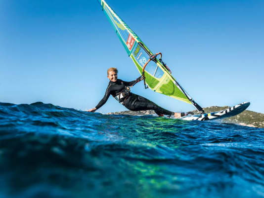 Gleiten & Schlaufen beim Windsurfen – Tipps zu Material und Technik