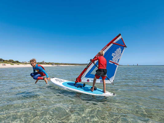 Oldtimer, WindSUPs oder Junior-Boards – die besten Windsurf-Bretter für Kinder