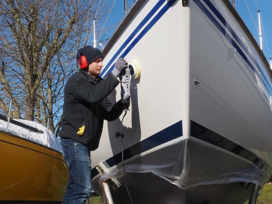 Poliermaschine im Test für einen glänzenden Rumpf