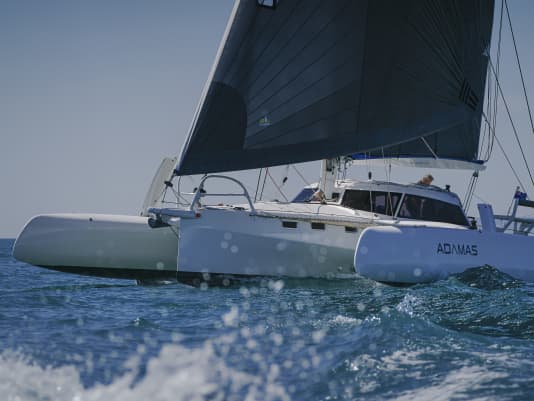 Federleichter Trimaran aus Vietnam mit pfiffigen Lösungen