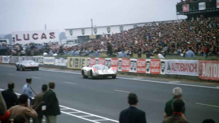 Hans Herrmann und Gérard Larrousse auf einem 908 LH Coupé in Le Mans 1969.