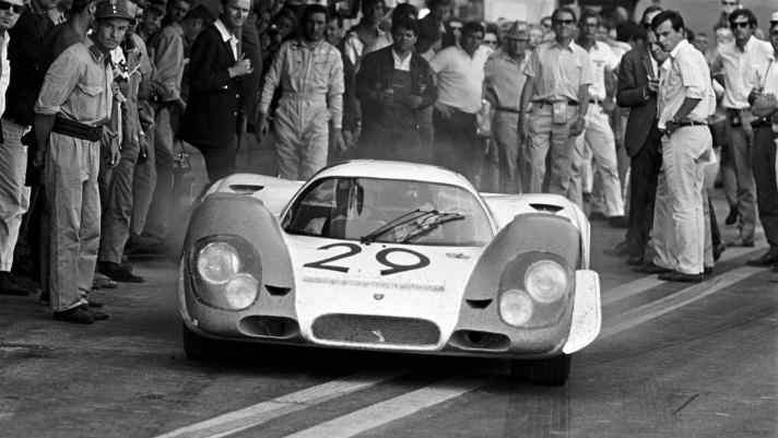 Kurt Ahrens (hinter dem Lenkrad) im 917 KH auf dem Österreichring am 10.8.1969 (1. Platz Gesamtkl.). Hinter dem 917 steht Jo Siffert, links neben ihm Ferdinand Piëch (dunkles Sakko).