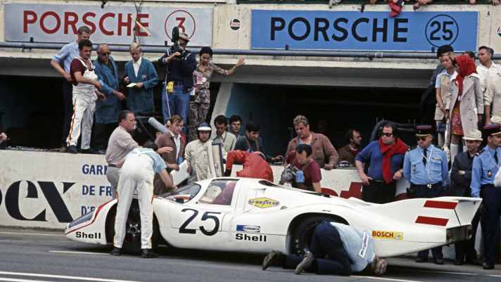 14.6.1970, 24-Stunden von Le Mans: Vic Elford und Kurt Ahrens auf einem 917 LH Coupé. Hinter dem Fahrzeug v.l.n.r.: Helmuth Bott, Gerhard Küchle, Kurt Ahrens, Helmut Flegl, Vic Elford, hinter ihm Roland Bemsel, neben Vic Elford Werner Enz.