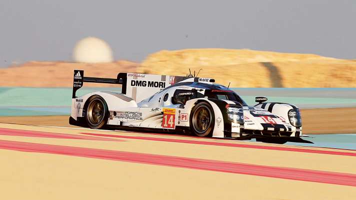 800-­Volt­-Technik (2014): Nach 16 Jahren Abwesenheit kehrt Porsche 2014 mit dem revolutionären 919 Hybrid nach Le Mans zurück. Um schneller die Energie aus den Akkus abrufen zu können, legen die Ingenieure die E-Technik auf 800 Volt aus – 400 Volt waren bis dato üblich.