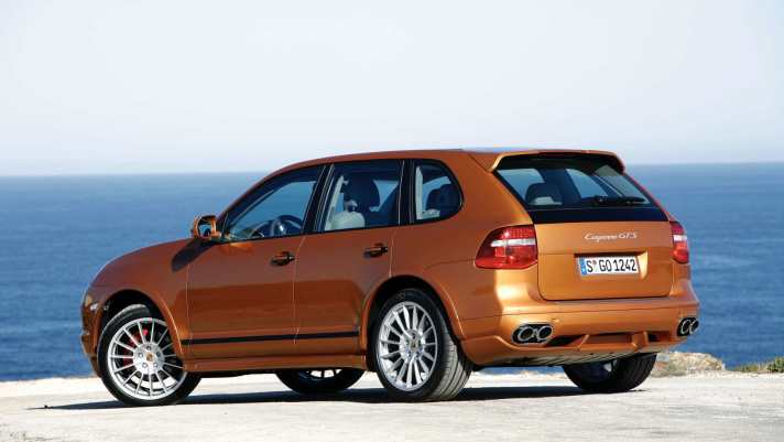 Sitzen wie im SUV, Fahren wie im Sportwagen: Mit dem Cayenne (E1 II) überführt Porsche 2007 das GTS-Thema erstmals in die Neuzeit. Ein Vorbild für die übrigen Baureihen.
