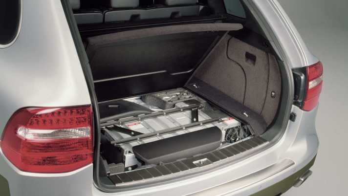 Porsche stellt 2007 erste vollfunktionsfähige Cayenne-Prototypen (E1 II) mit Parallel-Vollhybrid-Antrieb vor. Drei Jahre später kommt der Cayenne S Hybrid mit der Einführung der zweiten Generation (E2) in Serie.