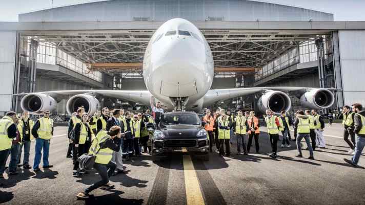 Ein Cayenne S Diesel (E2 II) zieht im Frühjahr 2017 einen 285 Tonnen schweren Airbus A380 über eine Strecke von 42 Metern. Dafür gibt es einen Eintrag ins Guinness-Buch der Rekorde als Serienfahrzeug, das das schwerste Flugzeug zieht.