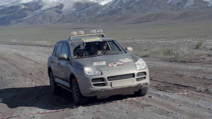 Erfolgreich auch im Gelände: Der Cayenne S (E1) eines Privatteams bei der Rallye Transsyberia 2006.