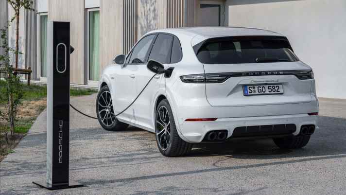 Porsche setzt weiter auf E-Performance: Das leistungsstärkste Modell ist ab 2019 ein Plug-in-Hybrid: der Cayenne Turbo S E-Hybrid.