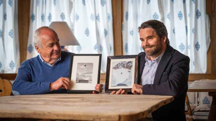 Karlheinz Zimmermann (l) mit der Schwarzweiß-Fotografie seines Bruders Egon Zimmermann
