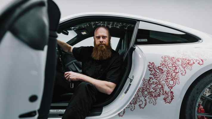 Jacques Schneider, geboren 1985, ist ein luxemburgischer Künstler und Autodidakt und hat das Fahrzeug im Rahmen einer Kooperation mit Porsche Luxemburg mitgestaltet.