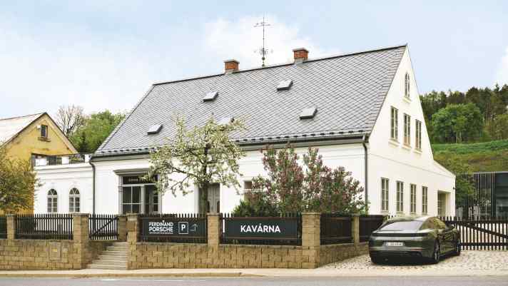 Wurzeln in Maffersdorf, heute Vratislavice: Dort, wo Ferdinand Porsche seine ersten (übrigens elektrischen) Technikkünste unter Beweis stellte, verschlägt es bisweilen auch einen elektrischen Porsche hin.