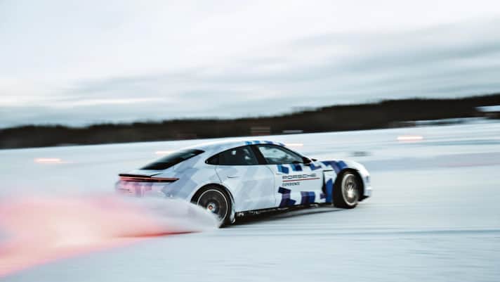 Reif fürs Guinness-Buch: Im Januar legte ein Porsche Taycan GTS 132 Runden auf Eis im kontrollierten Drift zurück, 46 Minuten lang, 15,503 Kilometer weit. ­Weltrekord!