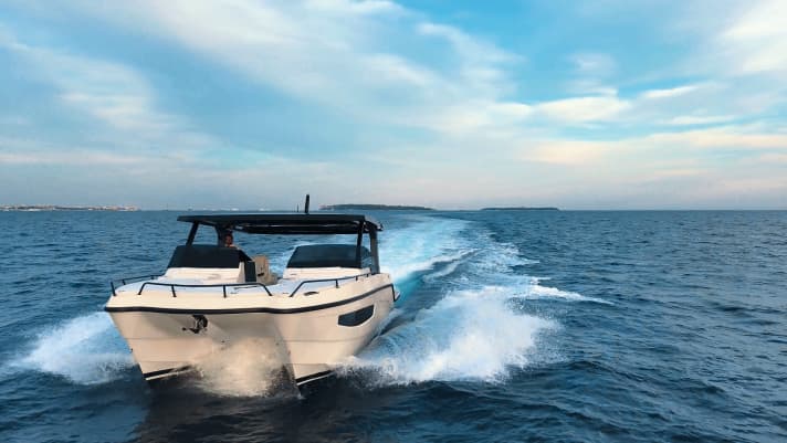 On the foredeck there is a seating area with a table and comfortable sun cushions