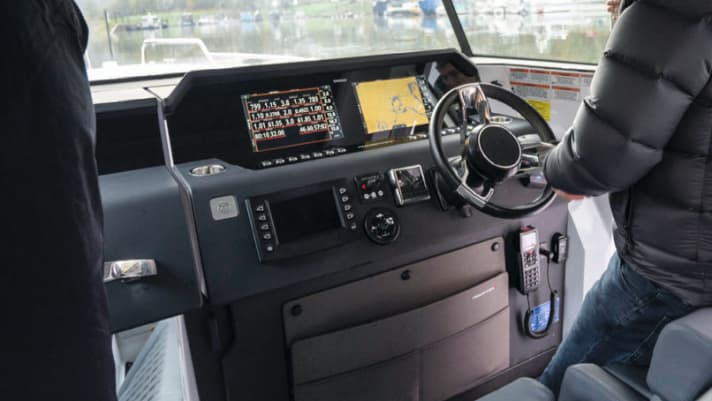The digital control panels with touch function have been adapted from the commercial vehicle sector