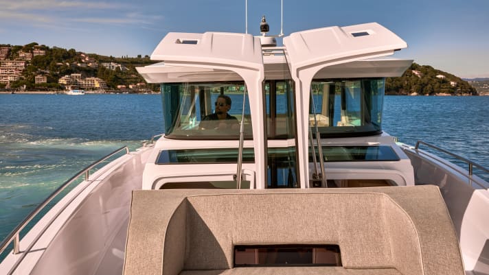 The characteristic Axopar hinged doors ensure good ventilation and an open-air feeling in the cab.