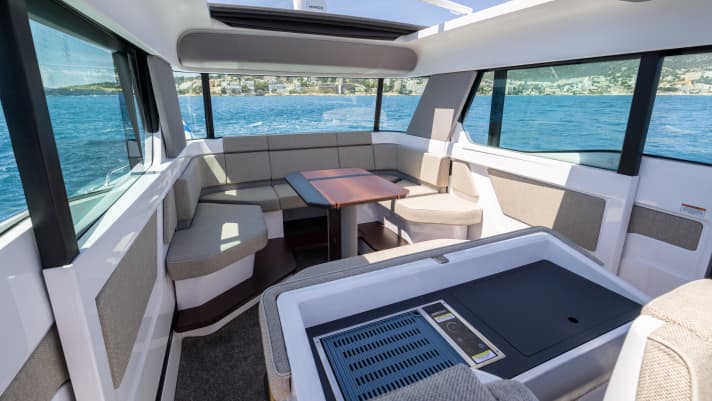 Im Heck der Axopar 45 XC Cross Cabin befindet sich eine Sitzecke und eine funktionale Pantry.