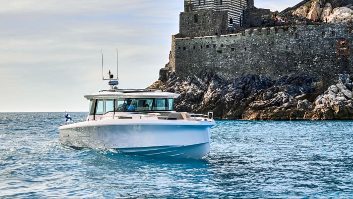 Striking lines and recognisable as an Axopar even from a distance: The new 45.