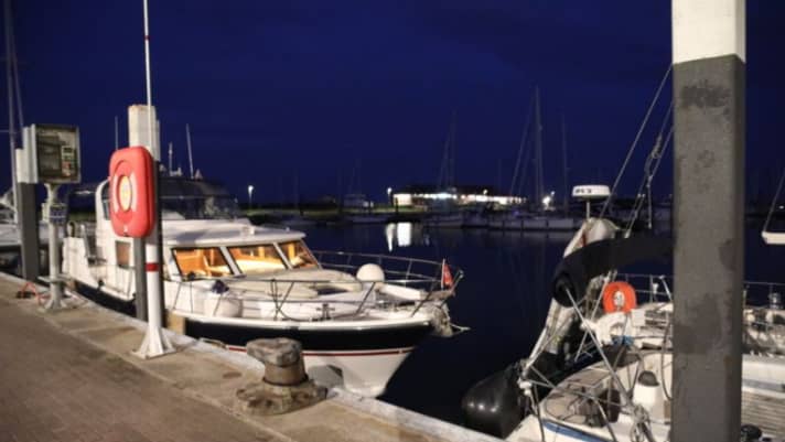 Unsere Trader 42 bei Hochwasser an der Mauer in Norderney.