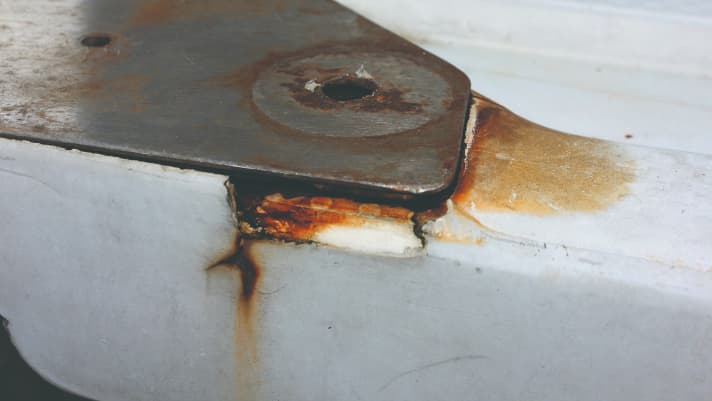 Unterwanderung: Kann Wasser aus Spalten nicht wieder ablaufen, führt das zur Korrosion und zu hartnäckigen Verfärbungen im Gelcoat.