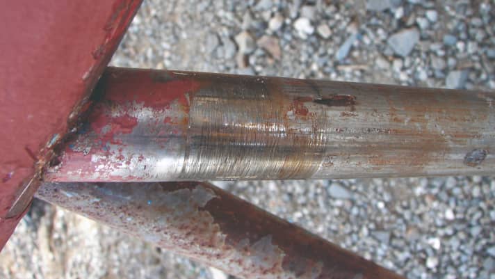 Lochkorrosion in einem Ruderschaft.