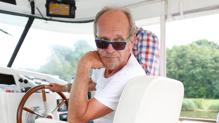 “Manni” schaut Skeptisch, was seine Crew auf dem Achterdeck treibt.