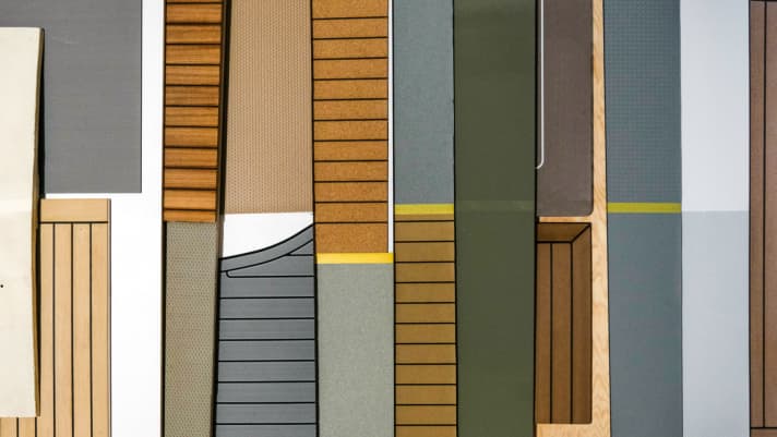 haben wir getestet. Bei welcher Neigung verliert der Bodenbelag halt. Trocken und naass getestet.