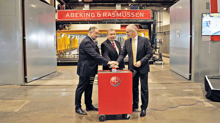 Gemeinsame Inbetriebnahme (v.l.n.r.): A&R-Vorstandsvorsitzender Hans Schaedla, Norbert Brackmann, Koordinator der Bundesregierung für die maritime Wirtschaft, und Photon-Geschäftsführer Steffen Neumann vor der 3-D-Laserschweißanlage | ge