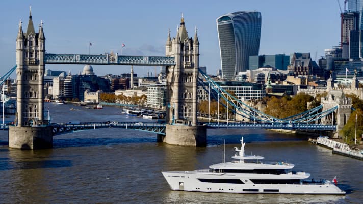 Ehrenrunde vor der Tower Bridge: Die 55,20 Meter lange „Moon Sand“ steuerte mit London auch die Heimat des Designstudios Bannenberg & Rowell an. | n.