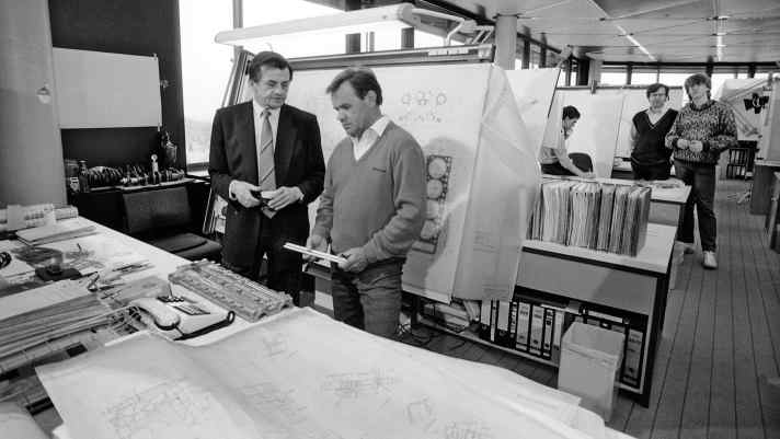 Hans Mezger (l.) und Valentin Schäffer leisten als Motorenentwickler Pionierarbeit beim Einsatz des Turbos im Motorsport