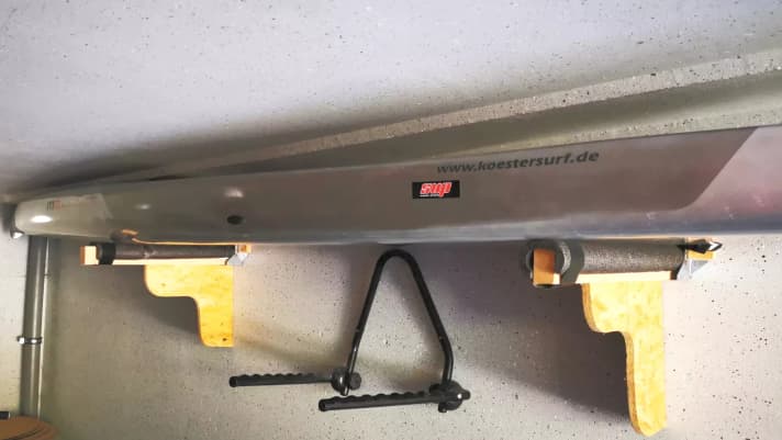 The ideal storage spot! High up, dry and well-ventilated. There are no limits to your creativity when it comes to mounting brackets – the main thing is that the supports are wide enough and not too far apart. This is particularly important for inflatable SUPs, to prevent them from ‘sagging’. | Stephan Gölnitz
