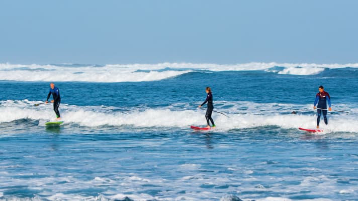 Author Dirk Herpel, his daughter Paulina and Kai Nicolas Steimer find smaller fun waves even on big days: Majanicho's inside breaking wave is perfect for this - and not scary.