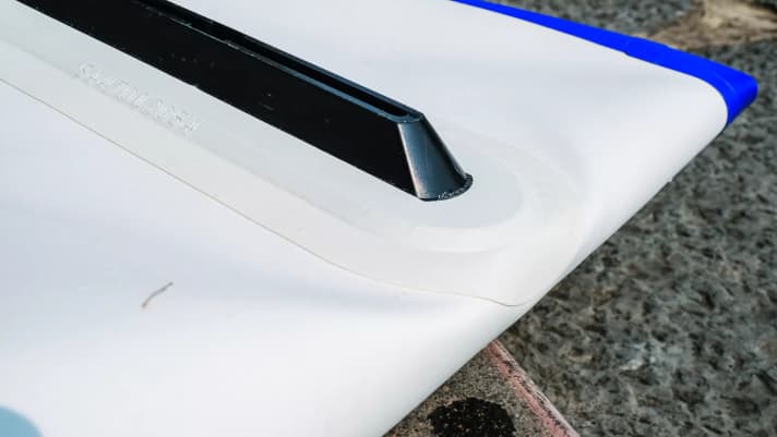 Ganz knapp am Finnenkasten sollte das Board möglichst nicht gefaltet werden, lieber mit noch zwei Zentimeter “Luft”, damit die Kante des Kastens nicht ins PVC drückt. | Stephan Gölnitz