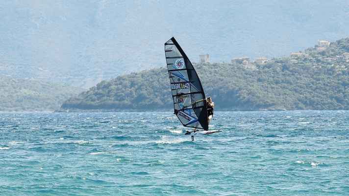 Gythio is one of the best-known and most popular spots on the Peloponnese. Alex mainly comes here to heat up, also on the foil.