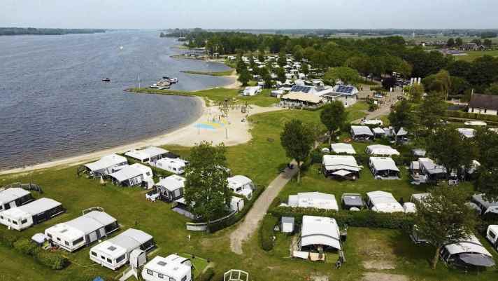 Im Gegensatz zum berühmten Strand Horst geht es am Strand Nulde direkt vom Bett aufs Brett.