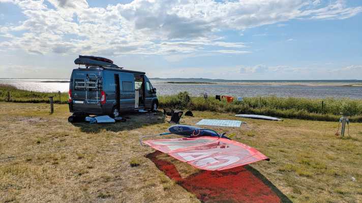 Direkt vor dem Campingplatz liegt eine seichte Lagune, nach der Sandbank kommt dann die offene Ostsee