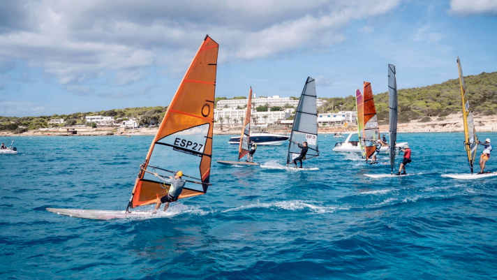 Auch auf Formentera sind vor allem Foils oder Longboards erste Wahl.