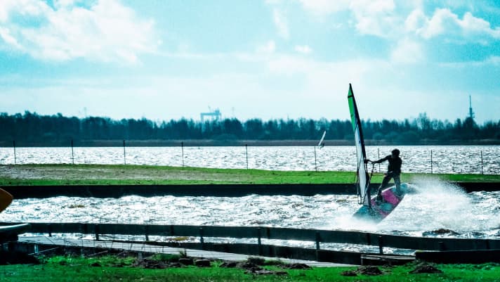 Emden/Leer: The maritime degree programmes in Emden and Leer are probably not always bone-dry, but the associated spot, the "Great Sea", is definitely reliably and often strongly ventilated.