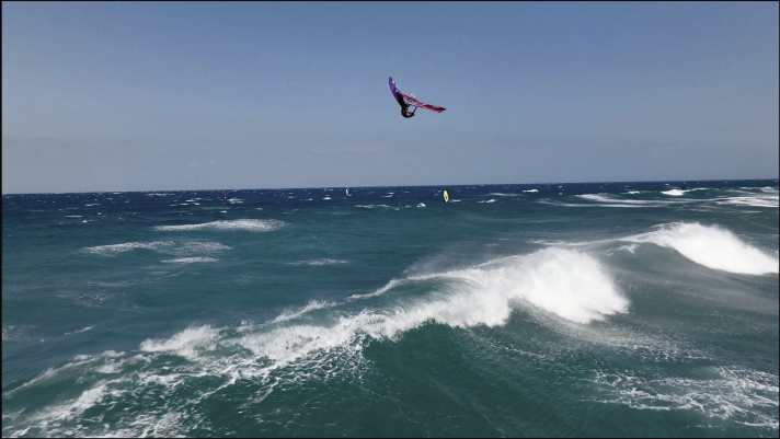 Noch vor einigen Jahren war das Fliegen bei sehr starkem Wind wie am Worldcup-Spot Pozo fast unmöglich. Moderne Drohnen kommen heute auch mit acht Windstärken klar.