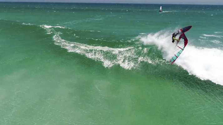 If you want to film wave action with small sails at the latest, you need an upper-class drone with the necessary extra thrust.