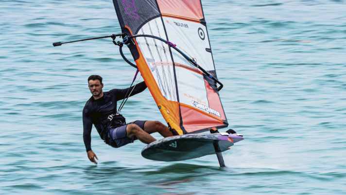 Je weiter die Kamera vom Surfer entfernt ist, desto beeindruckender wird das Video. Nico Prien hat dafür eine Spezialhalterung gebaut.