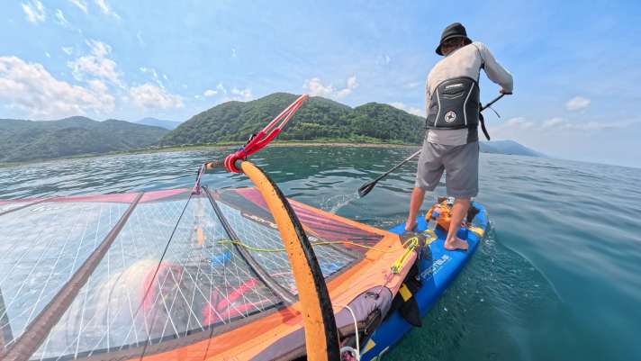 Tropical climate and lack of wind make longer paddling sections necessary
